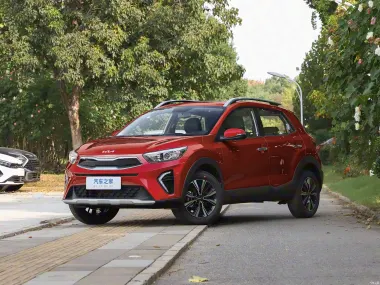 Kia KX1 2026 красного цвета — вид спереди три четверти
