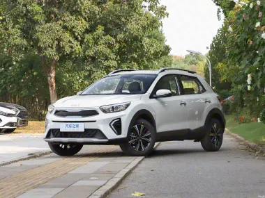 Kia KX1 2026 белого цвета — вид спереди три четверти