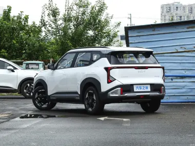 Kia Seltos NEW 2026 — задняя часть три четверти