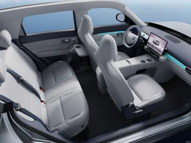 Светлый салон Leapmotor A10 EV 2026 с панорамной крышей