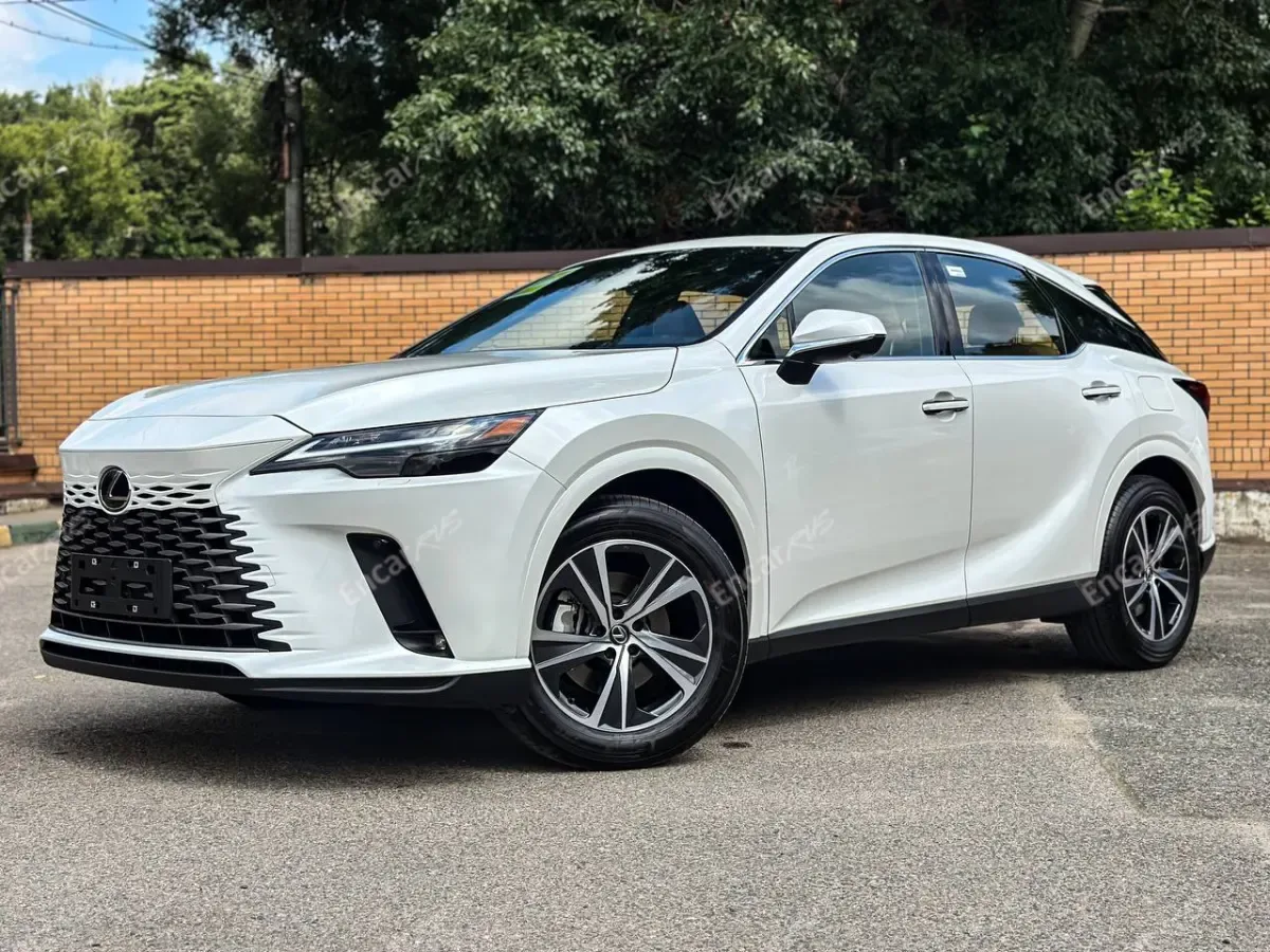 Lexus RX 2026 — вид спереди три четверти