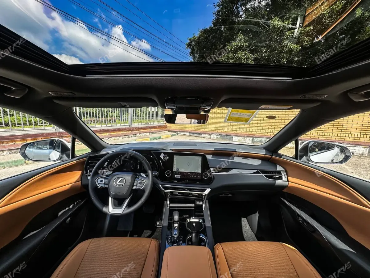 Салон и панорамная крыша Lexus RX 2026