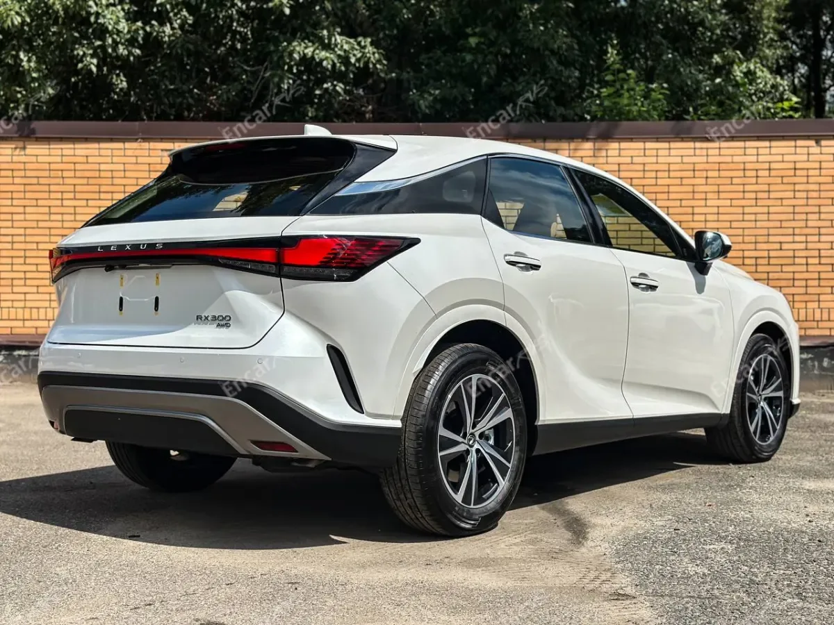 Lexus RX 2026 — задняя часть справа