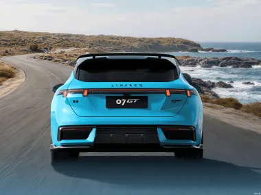 Lynk & Co 07 GT 2026 — вид сзади на дороге