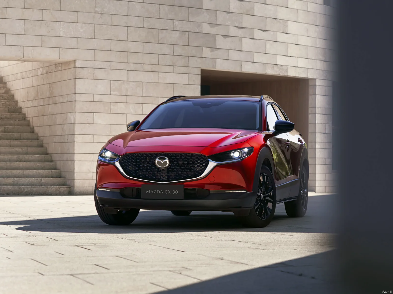 Mazda CX-30 2026 красного цвета — вид спереди три четверти