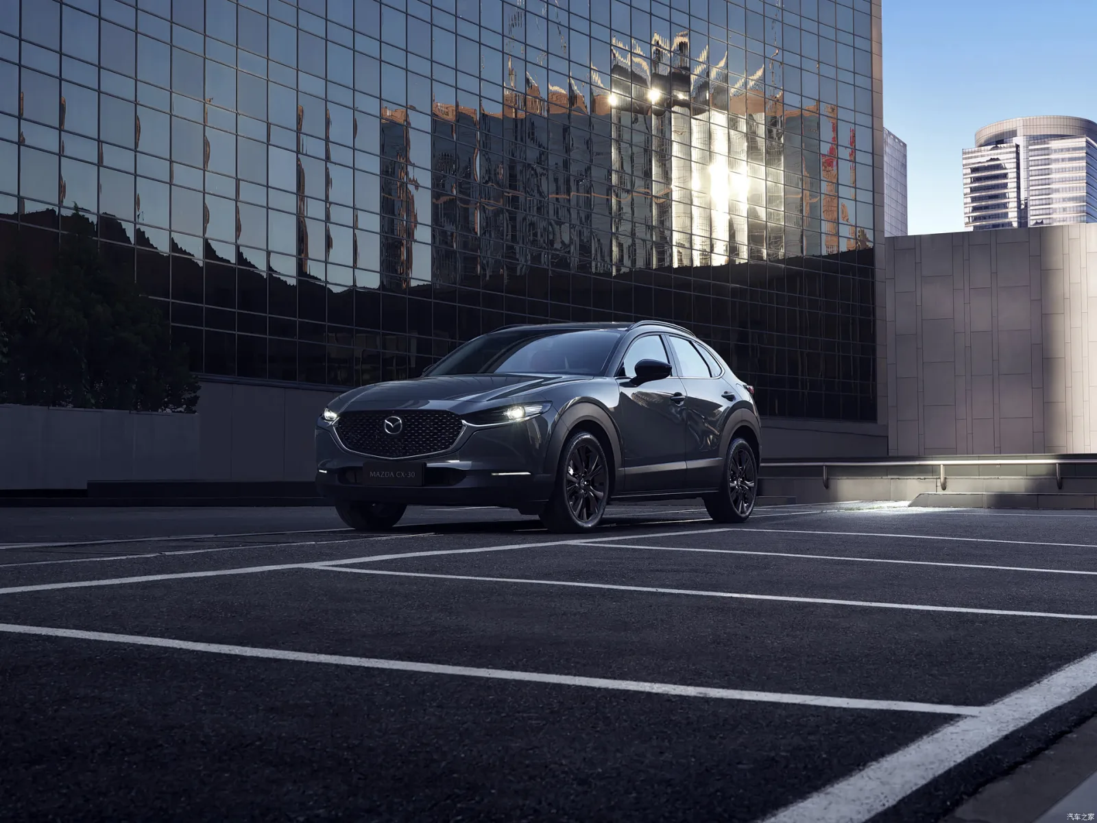 Mazda CX-30 2026 тёмного цвета — вид спереди три четверти