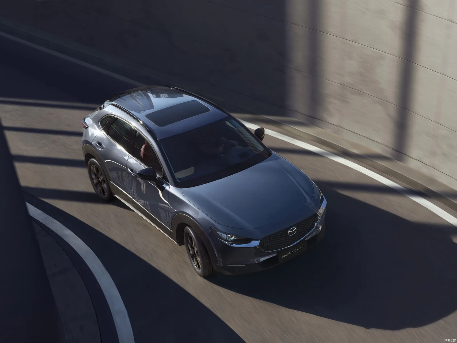 Mazda CX-30 2026 серого цвета — вид сверху