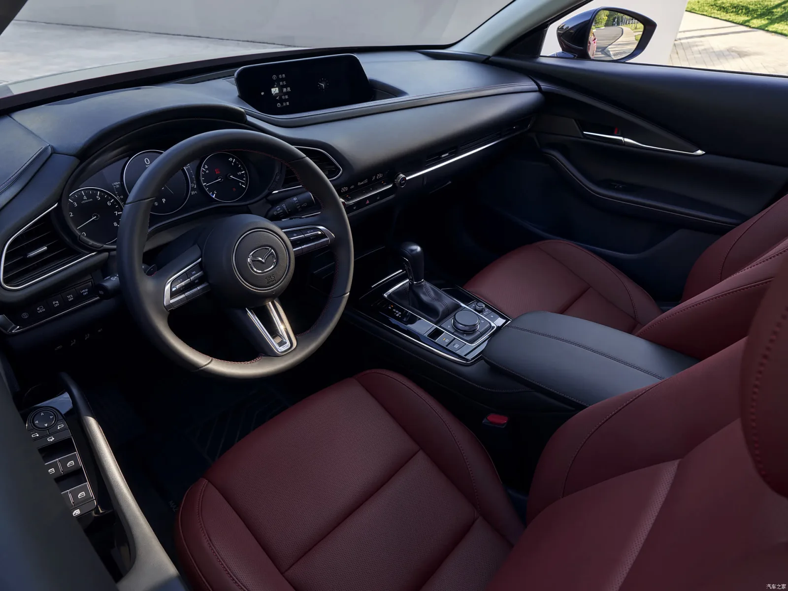 Салон Mazda CX-30 2026 — руль и передняя панель