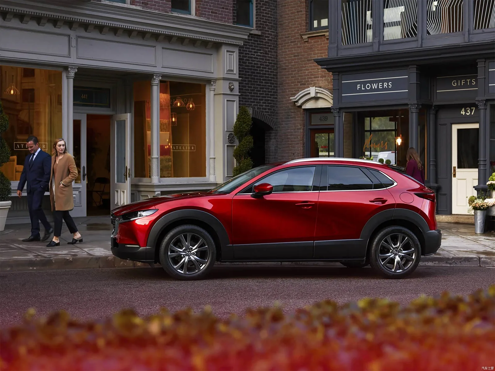 Mazda CX-30 2026 на городской улице — профиль