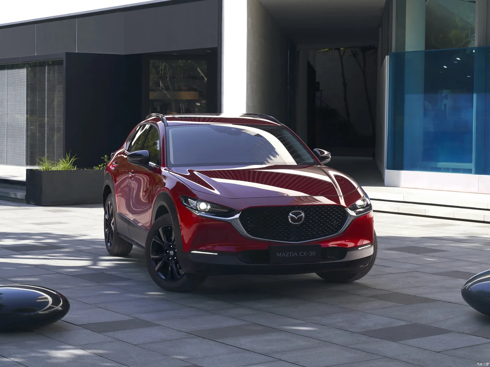 Mazda CX-30 2026 в движении — вид спереди