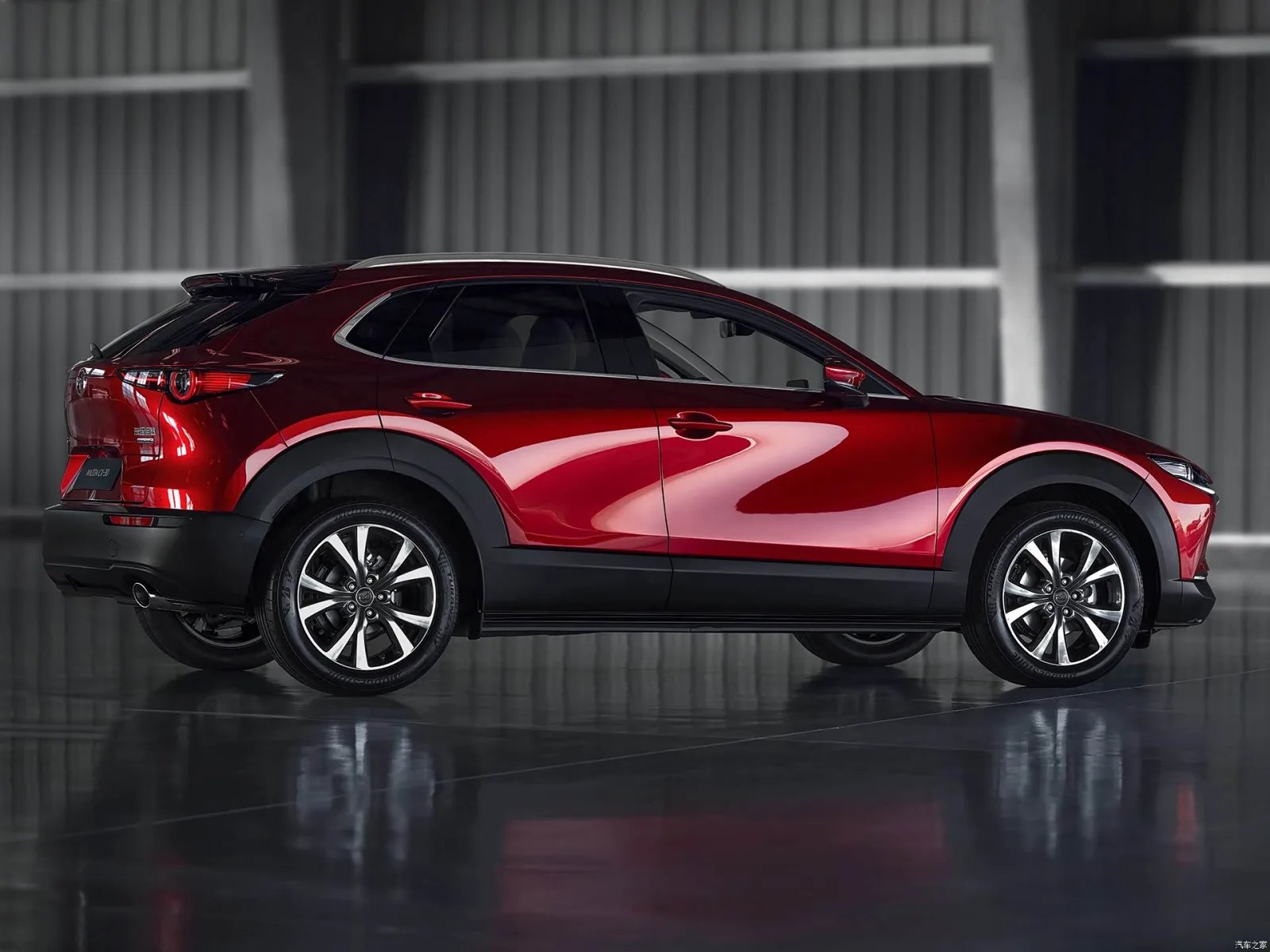 Mazda CX-30 2026 — вид сзади три четверти