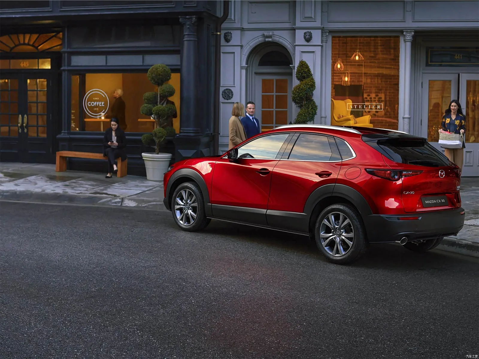 Mazda CX-30 2026 на вечерней улице — корма
