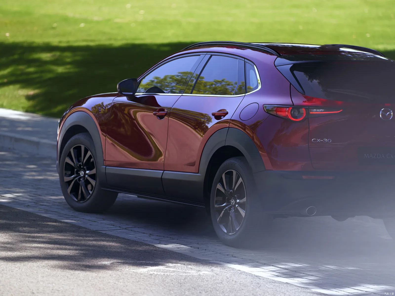 Mazda CX-30 2026 — линия крыши и боковое остекление