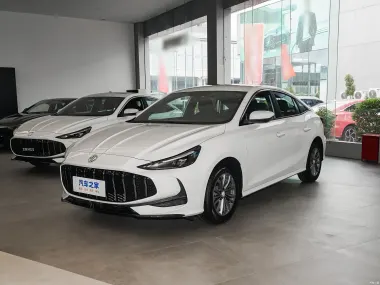MG 5 2026 белого цвета — вид спереди три четверти