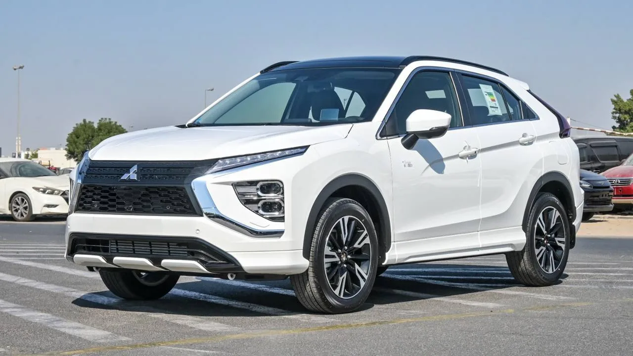 Mitsubishi Eclipse Cross 2026 белый — вид спереди три четверти