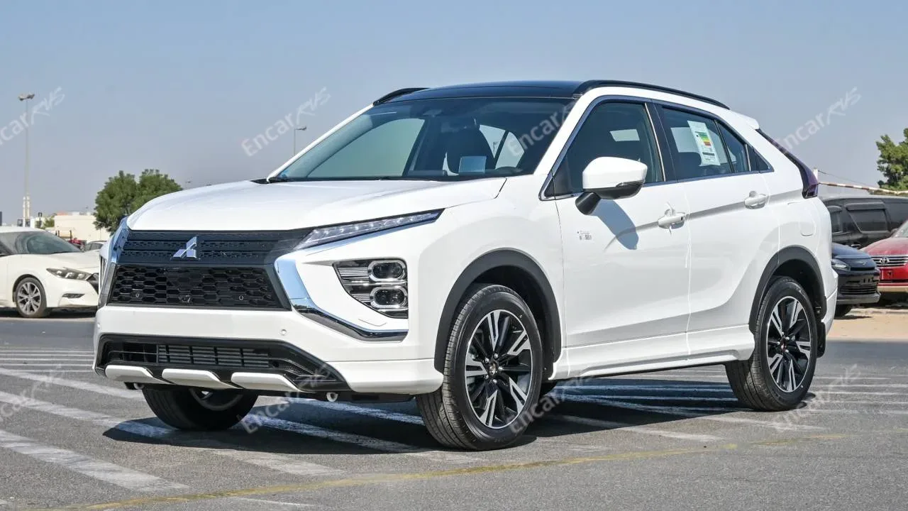 Mitsubishi Eclipse Cross 2026 белый — вид спереди три четверти