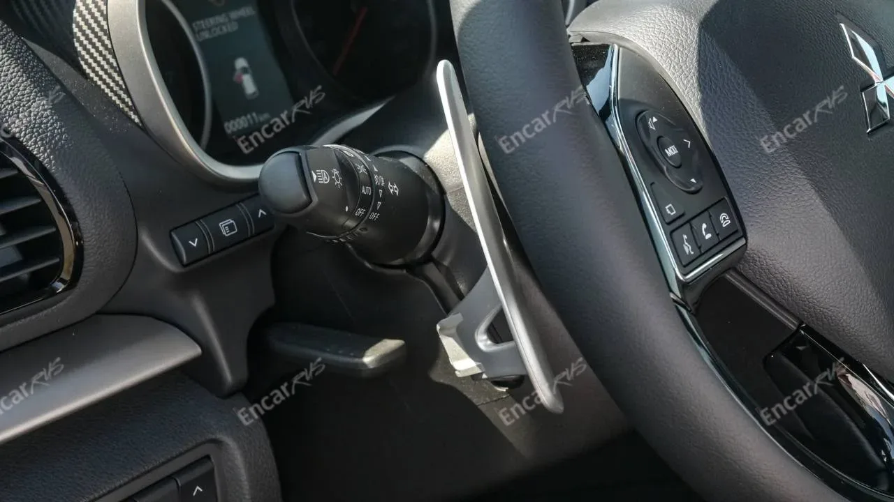 Mitsubishi Eclipse Cross 2026 — зона ног водителя