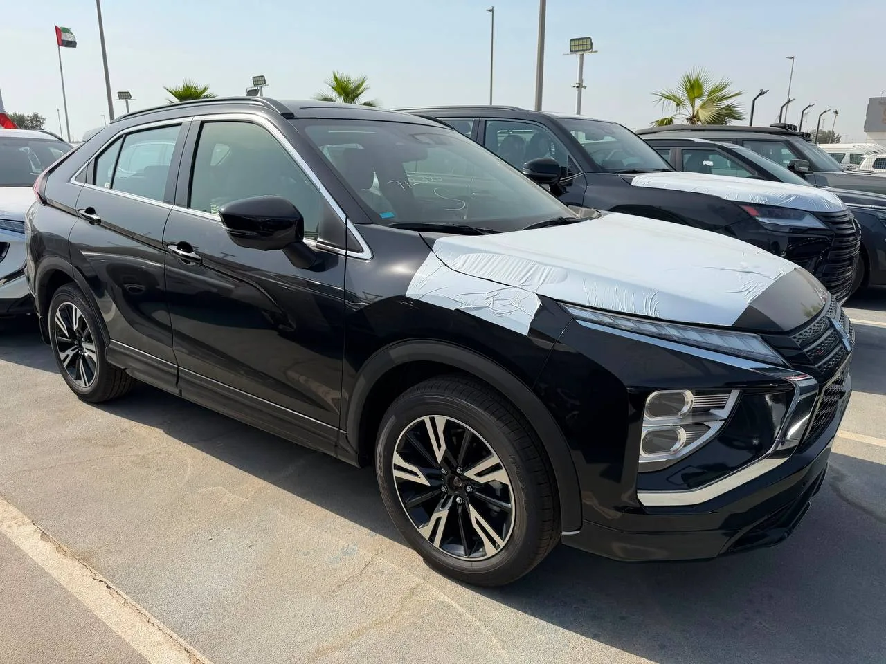 Mitsubishi Eclipse Cross 2026 чёрный — вид спереди три четверти