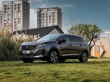 Peugeot 5008 2026 на природе — вид спереди