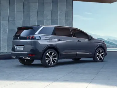 Peugeot 5008 2026 — вид сзади три четверти