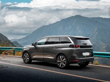 Peugeot 5008 2026 — вид сбоку