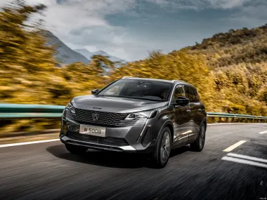 Peugeot 5008 2026 в движении