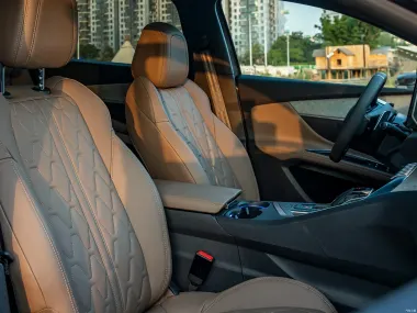 Передние сиденья Peugeot 5008 2026