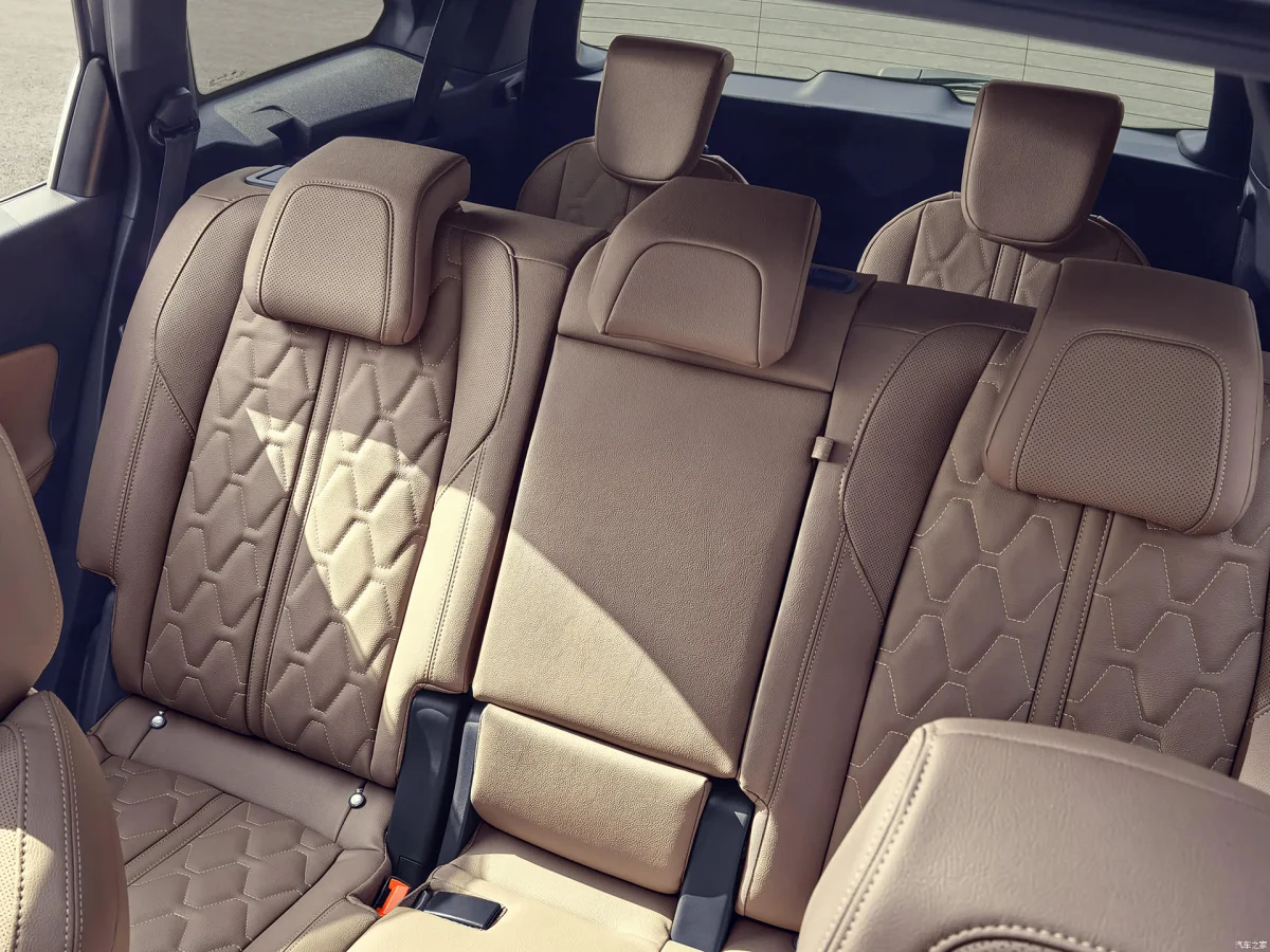 Второй ряд сидений Peugeot 5008 2026