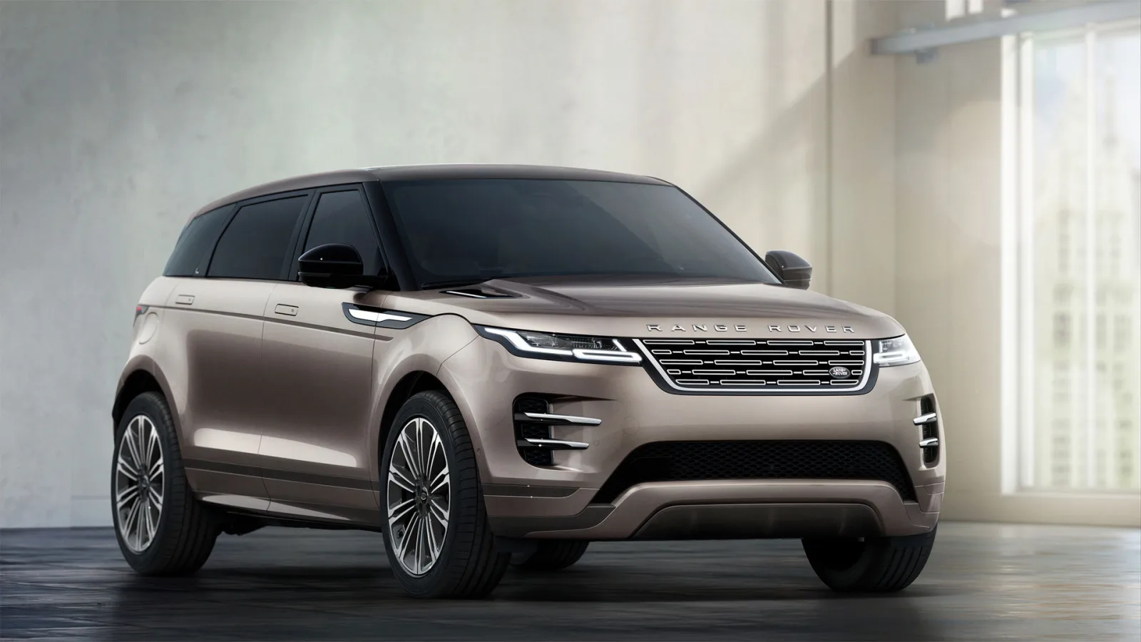 Range Rover Evoque L 2026 — вид спереди три четверти