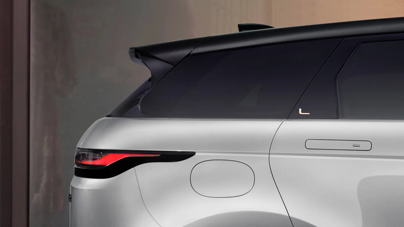 Range Rover Evoque L 2026 — вид сзади