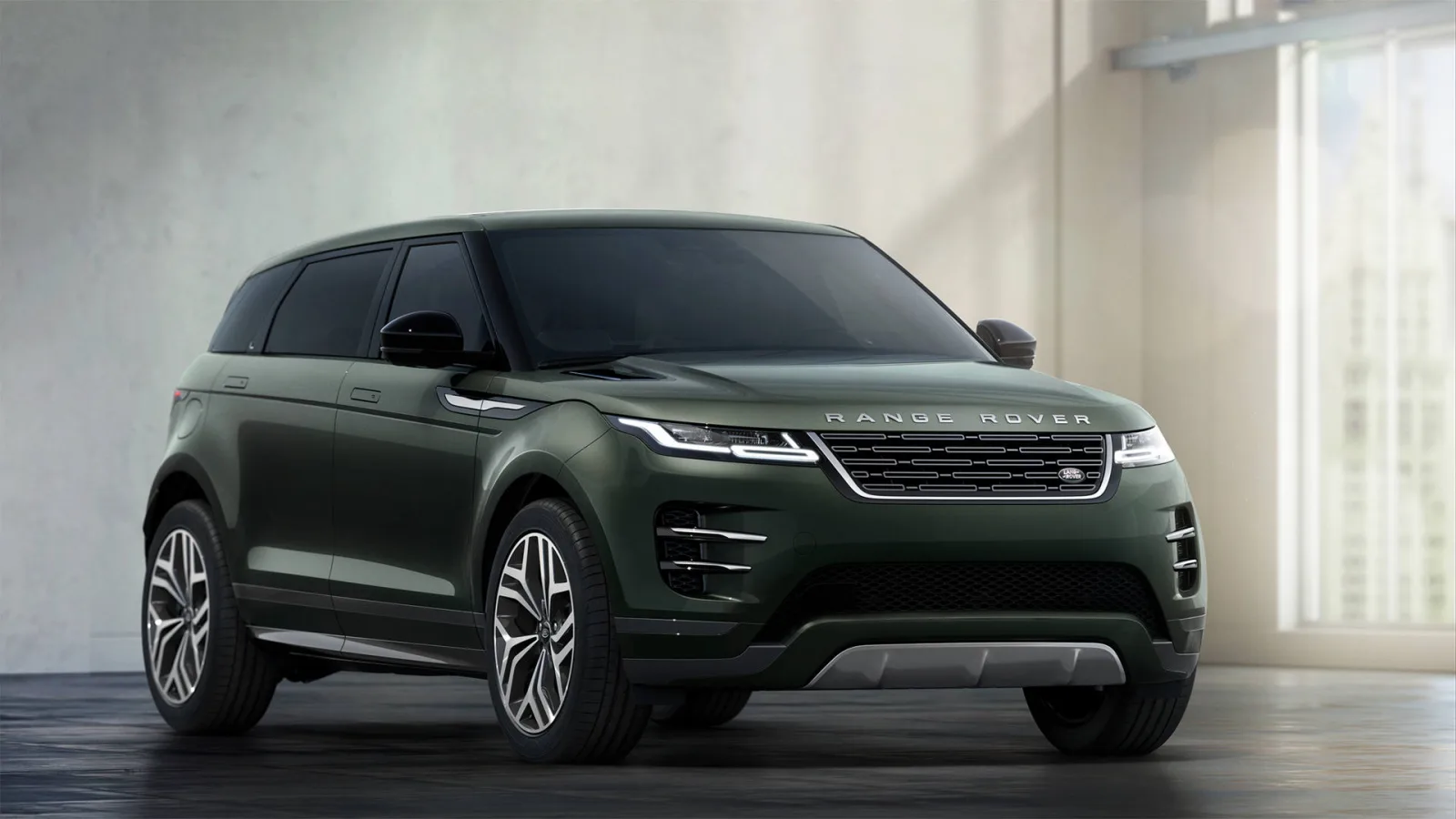 Range Rover Evoque L 2026 — вид спереди три четверти, тёмный кузов