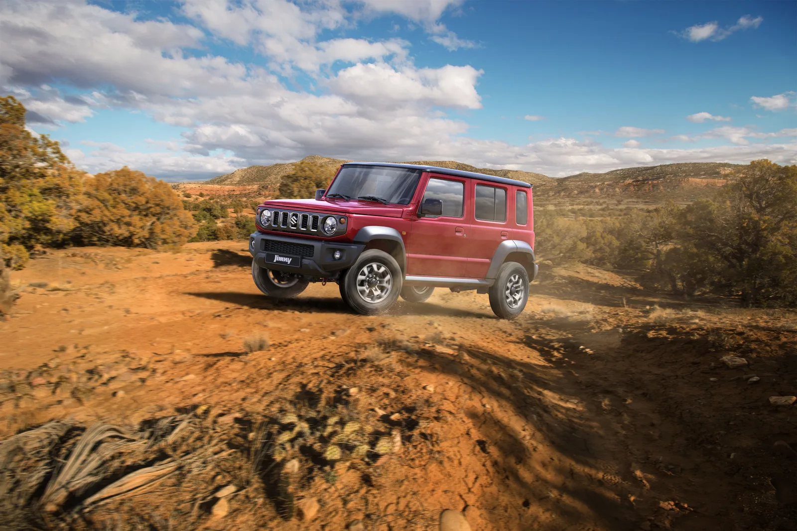 Suzuki Jimny 5-дверный 2026 — вид спереди три четверти, пустыня