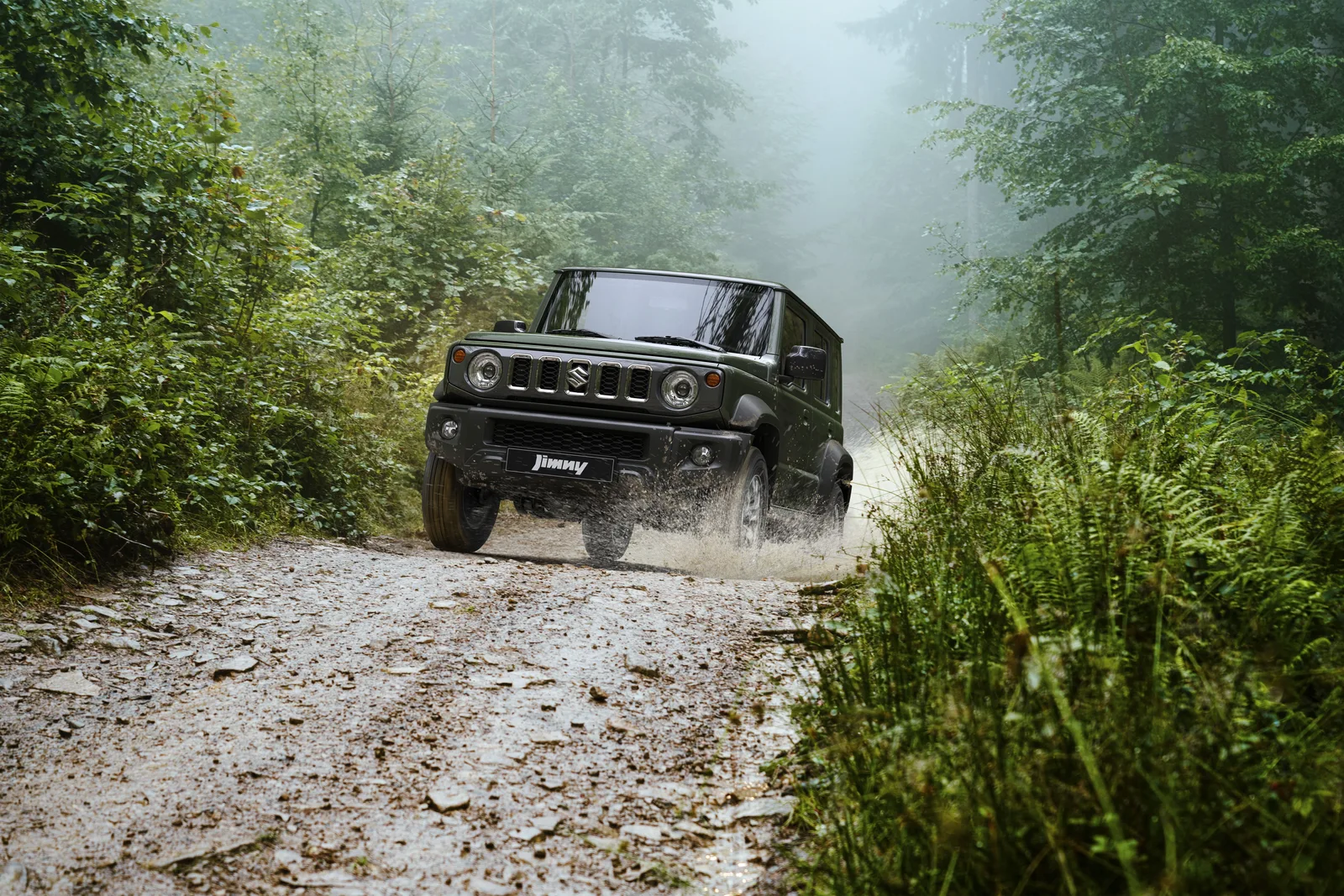 Suzuki Jimny 5-дверный 2026 — на бездорожье в лесу