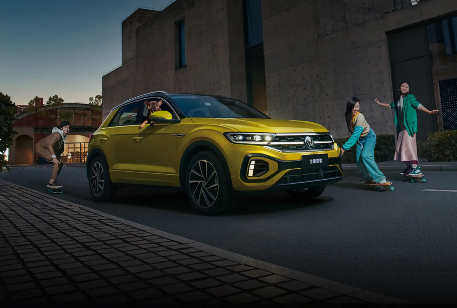 Volkswagen T-ROC 2026 — вид спереди три четверти