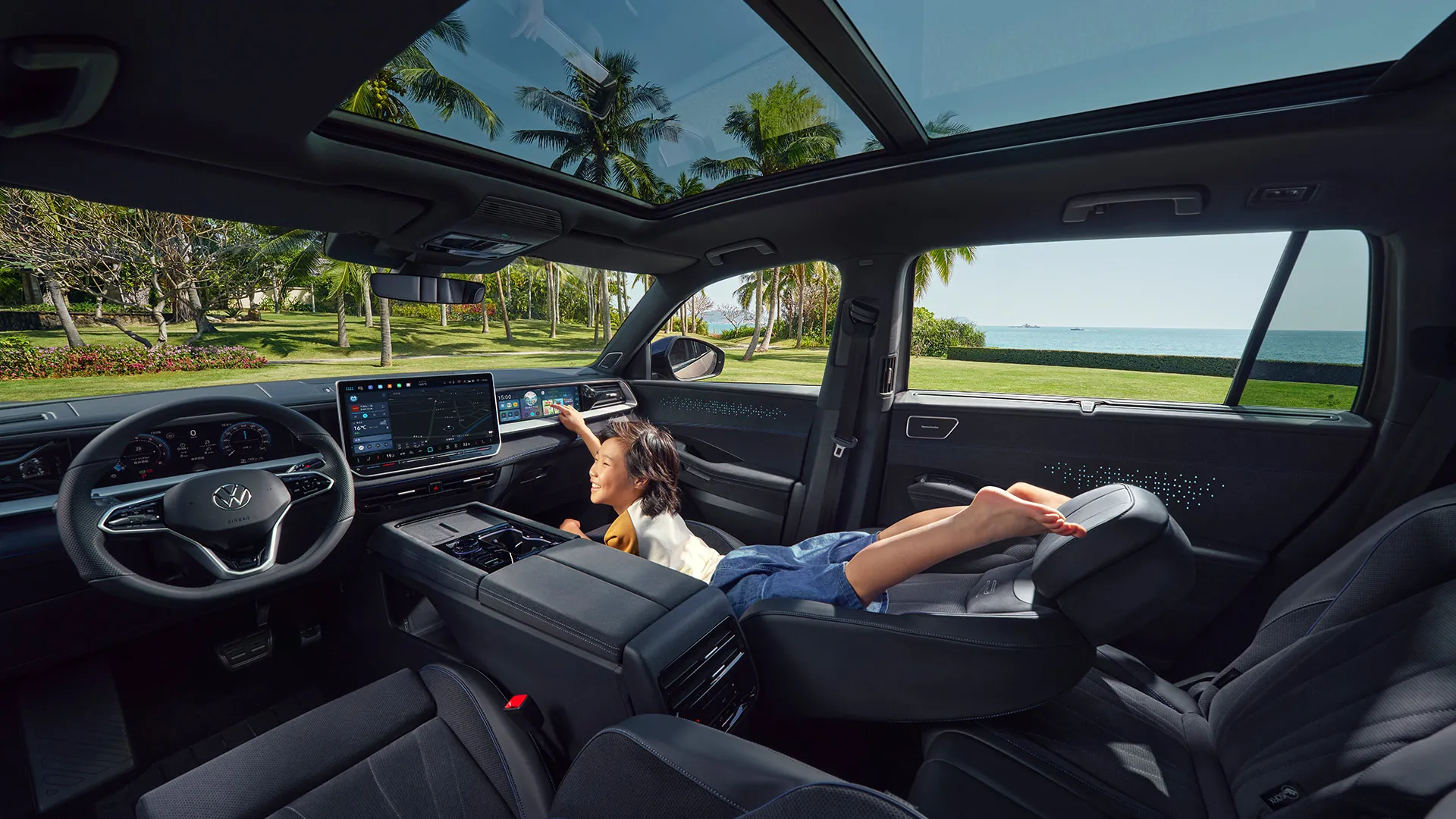 Интерьер Volkswagen Teramont Pro 2025 — панорамная крыша, три ряда сидений