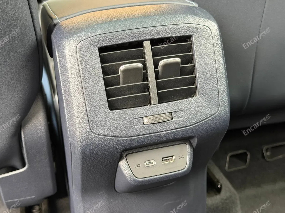 Дефлекторы обдува и USB для задних пассажиров Volkswagen Tharu XR 2026