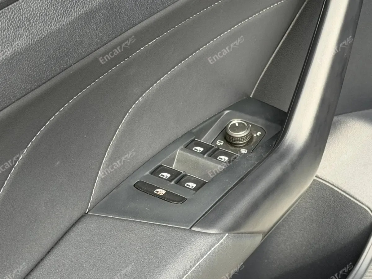 Кнопки на двери водителя Volkswagen Tharu XR 2026