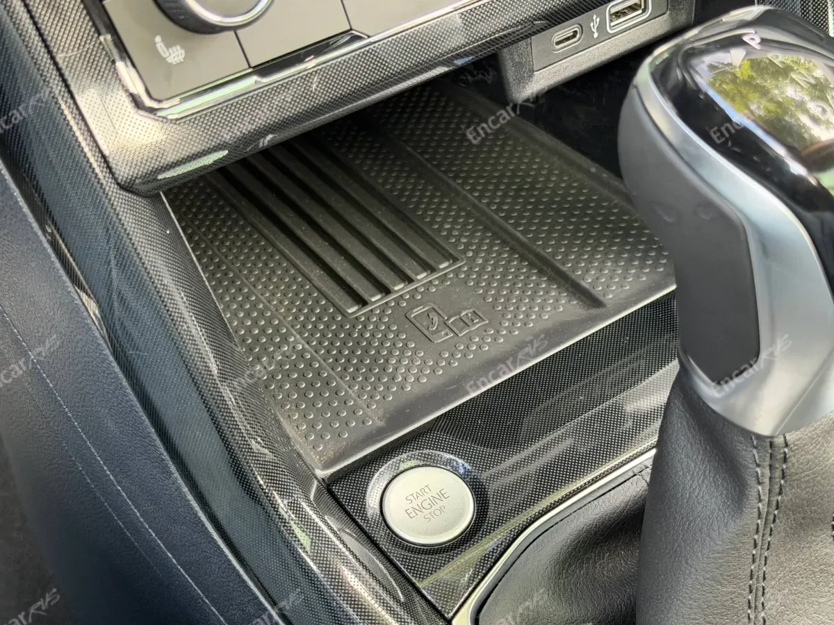 Ниша с беспроводной зарядкой Volkswagen Tharu XR 2026