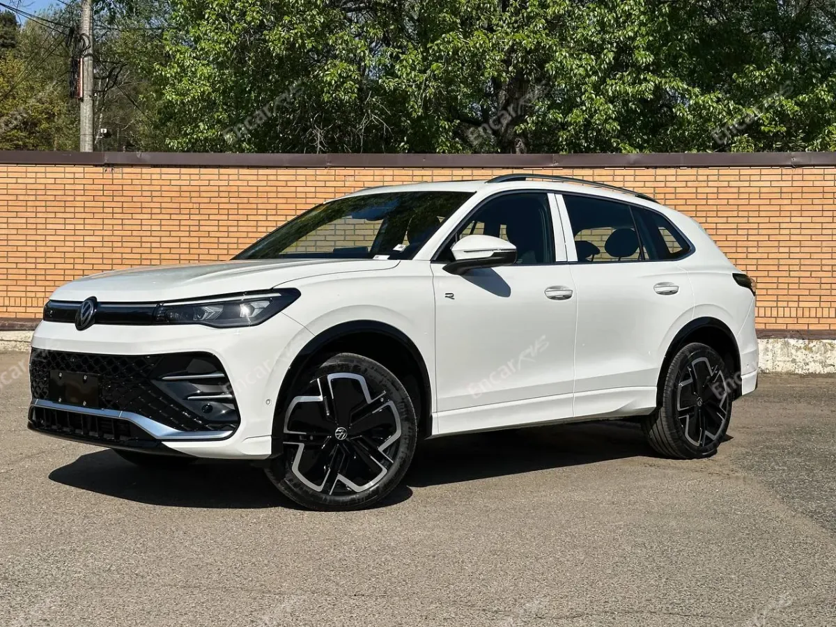 Volkswagen Tiguan L Pro 2026 — вид спереди три четверти