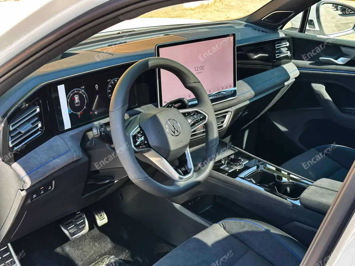 Место водителя Volkswagen Tiguan L Pro 2026