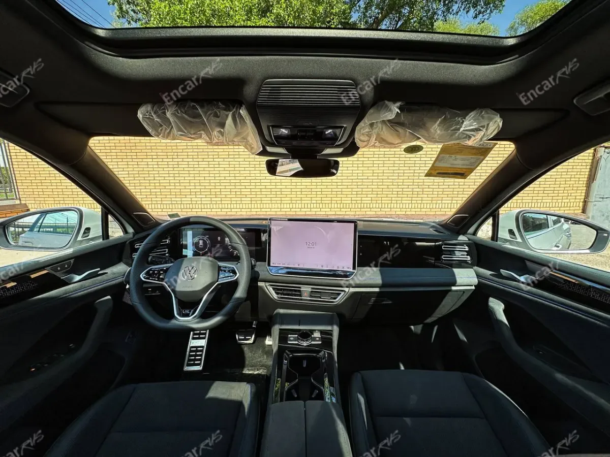 Салон и панорамная крыша Volkswagen Tiguan L Pro 2026