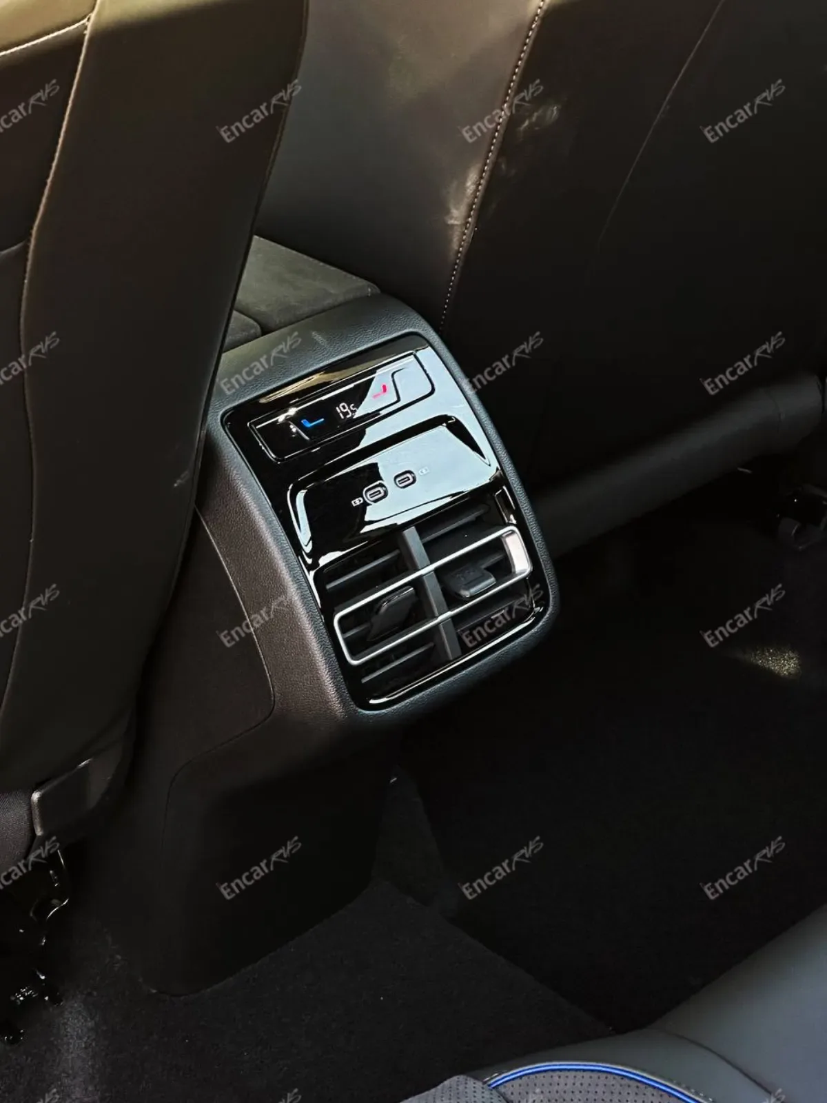 Подлокотник заднего ряда Volkswagen Tiguan L Pro 2026