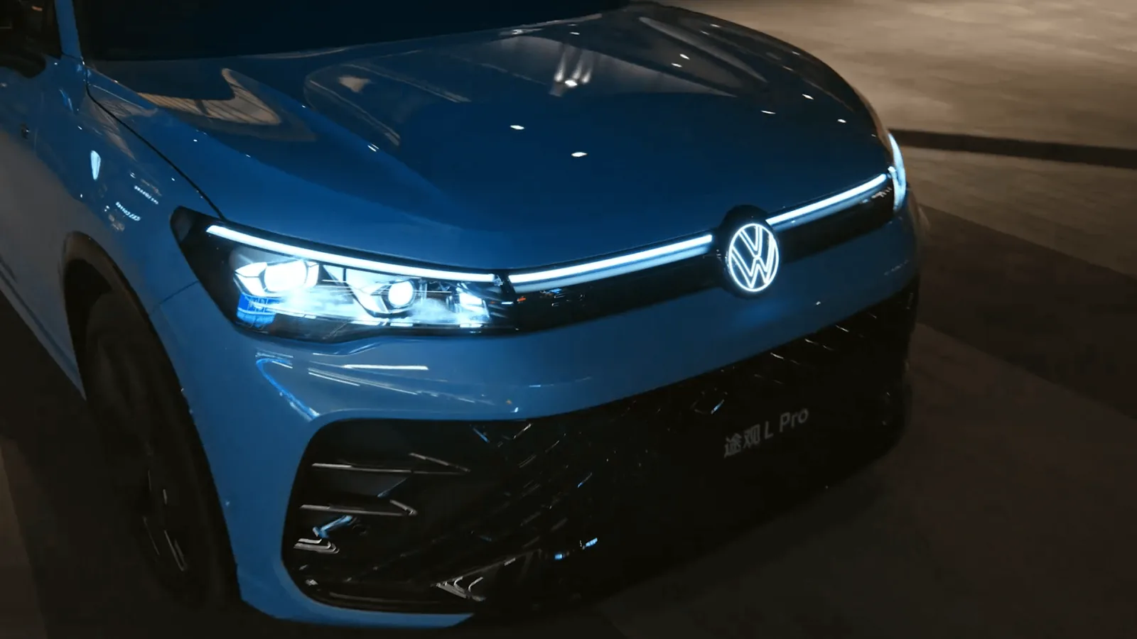 Volkswagen Tiguan L Pro 2026 — светодиодная оптика спереди