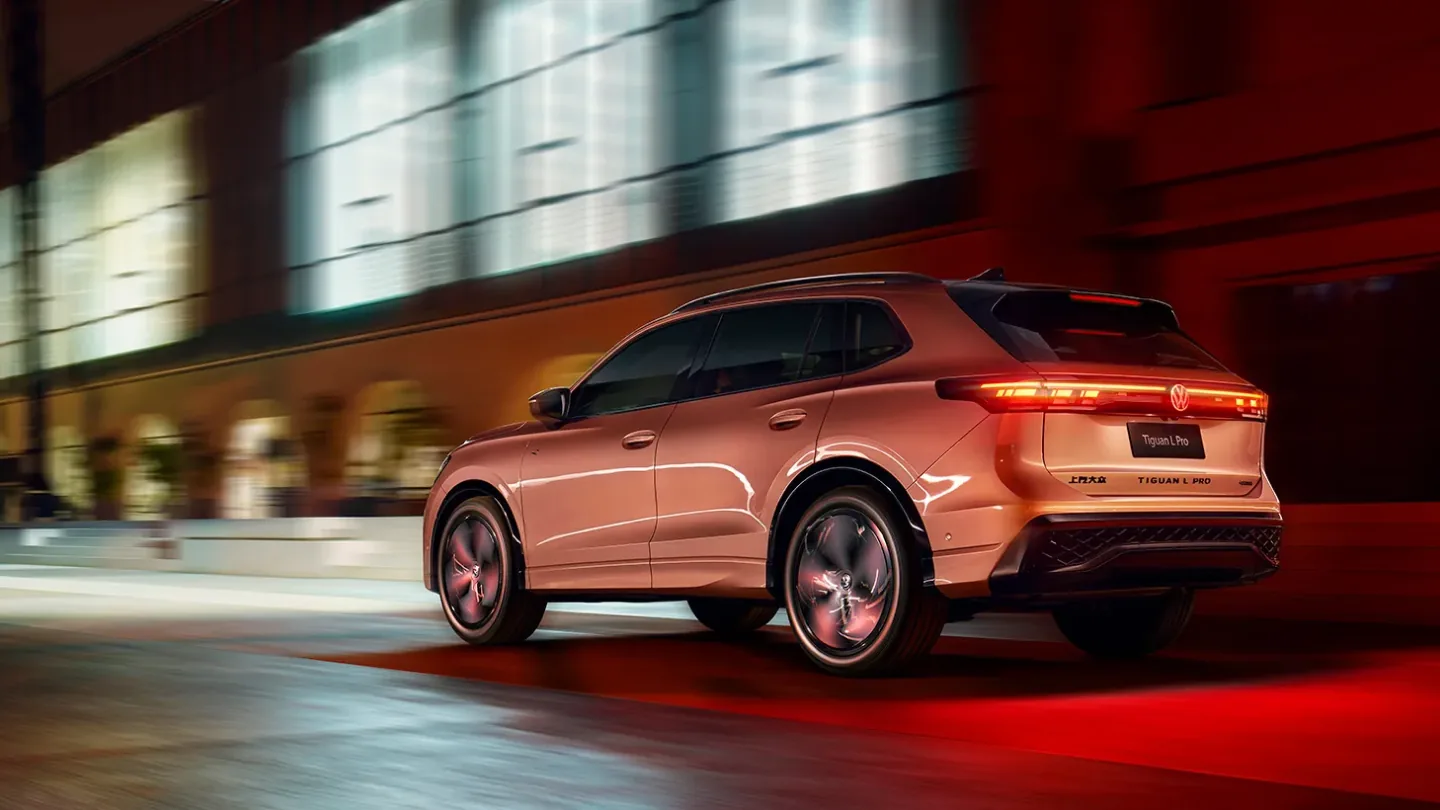 Volkswagen Tiguan L Pro 2026 — вид сзади в движении