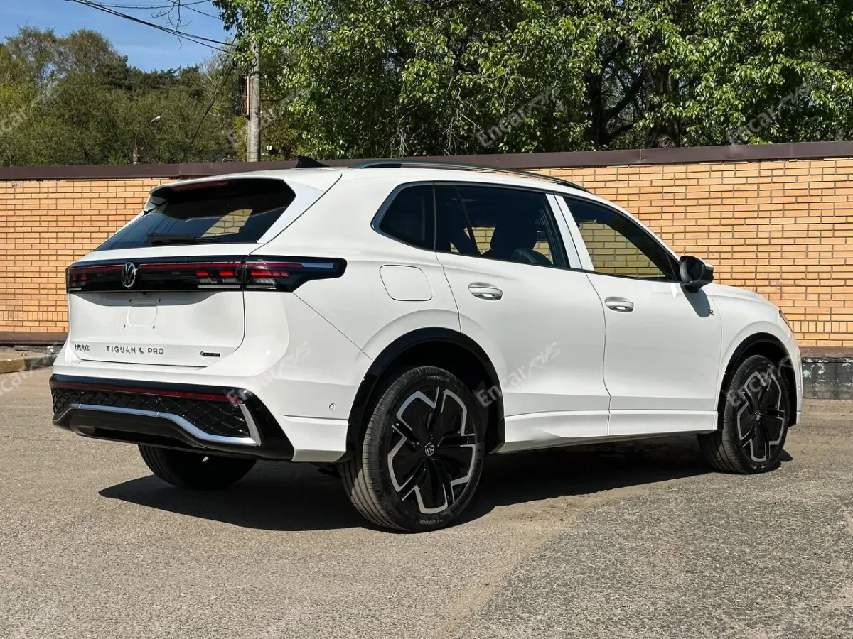 Volkswagen Tiguan L Pro 2026 — задняя часть слева