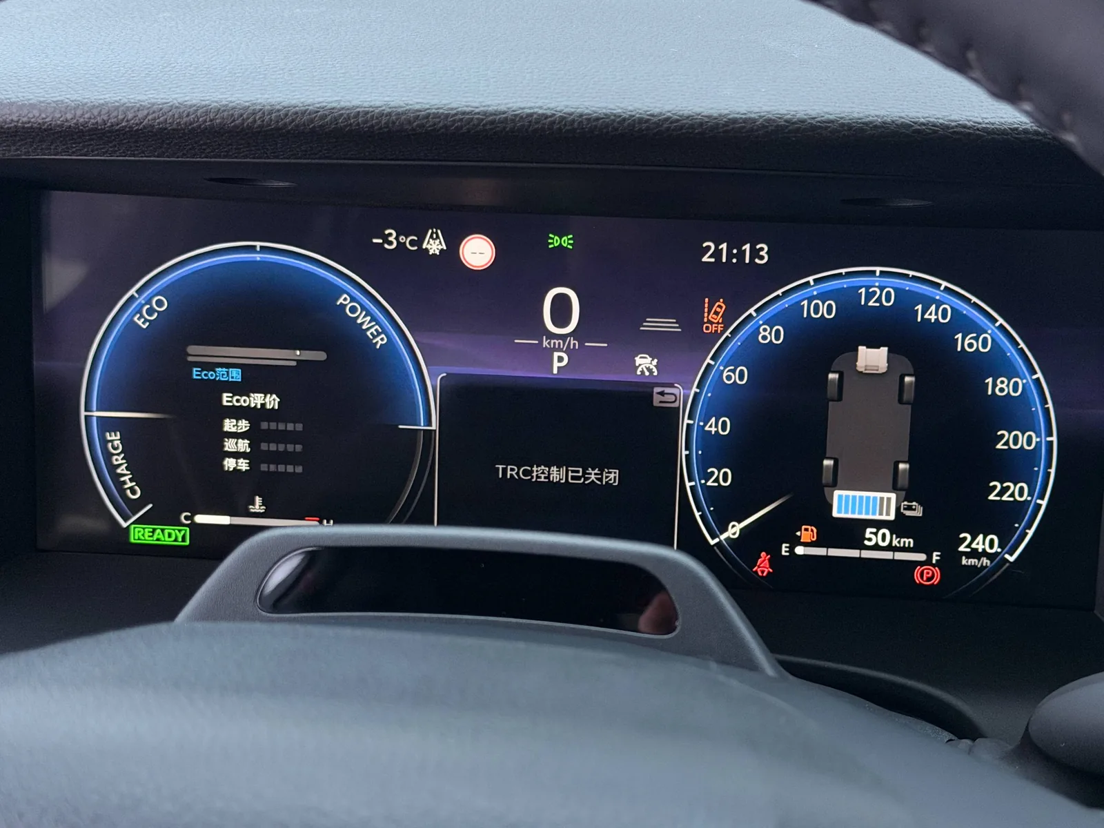Приборная панель гибридной Toyota Camry 2026
