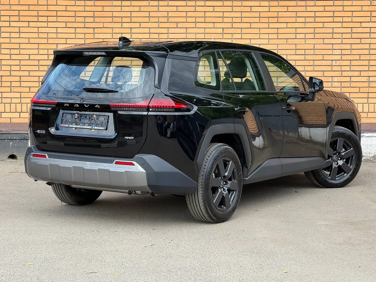 Toyota RAV4 2026 — вид сзади, реальное фото