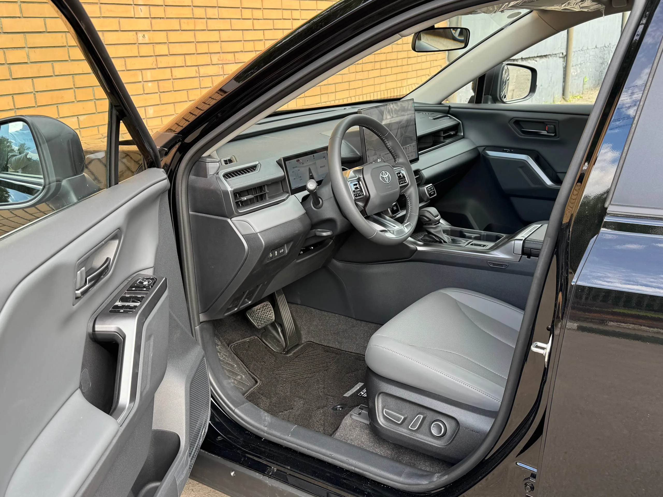 Toyota RAV4 2026 — передняя дверь и салон