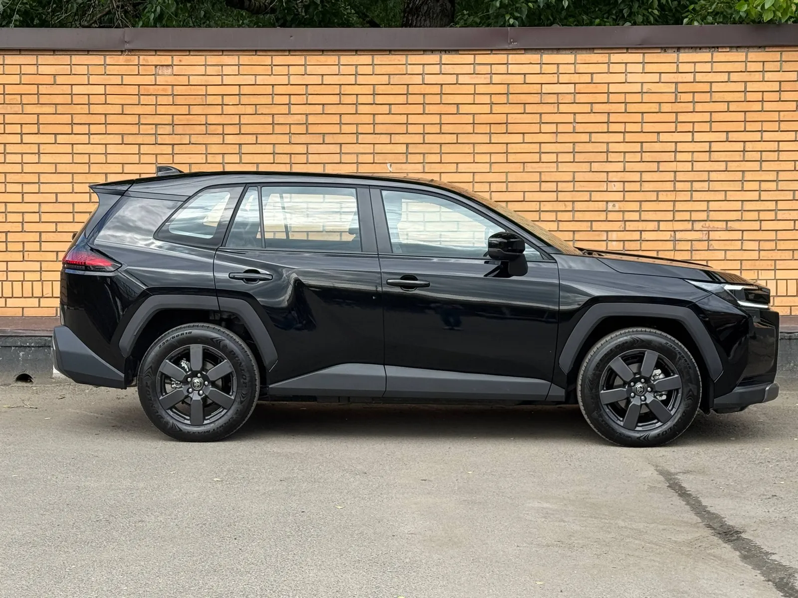 Toyota RAV4 2026 — вид сбоку, реальное фото