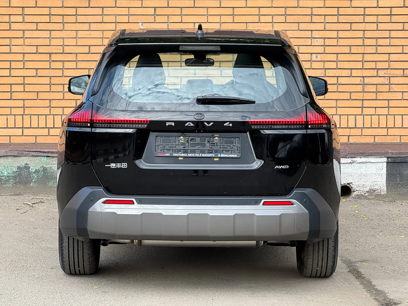 Toyota RAV4 2026 — вид сзади прямо